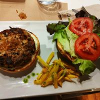 Hamburguesa de soja con aceitunas y tomatitos at Nomit in Valencia