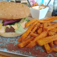 Hamburguesa Macfly con filete de heura y batata at La Huella Vegana in Rivas-vaciamadrid