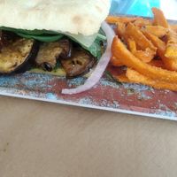 Sandwich terranova de berenjena, pesto, queso vegano y hojas y cebolla con batata at La Huella Vegana in Rivas-vaciamadrid