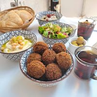 Menú compartido para dos (pan, té, falafel, humus, babaganoush, aceitunas y ensalada) at Falafel in Sarajevo