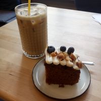 Iced oatmilk latte and carrotcake at El Fant in Helsinki