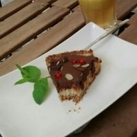 Rohveganer Kuchen für 9 zloty + frisch gepresster Apfelsaft at Zapalka Coffee in Bydgoszcz