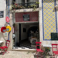 Beautiful outside sitting, variety of vegan ice creams  at Natur Ice in Lisbon