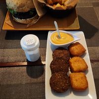 Porção meio falafel, meio dadinho at B-Vegan in Salvador