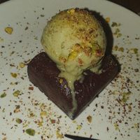 Brownie de chocolate con helado de pistacho at Gioia Plant-Based Cuisine in Marbella