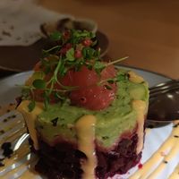 Tartar de remolacha y aguacate at The Green Spot in Barcelona