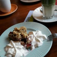 Warmer Streuselkuchen mit Sahne at VLORA Cafe & Laden im Hof in Lutherstadt Wittenberg