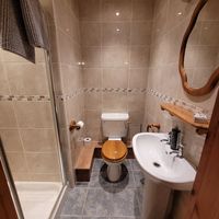 Bathroom of the double en-suite room on the first floor at Graianfryn Guest House in Penisar Waun
