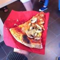 Vegan pizza at Ai 6 Angoli in Brussels