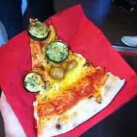 Vegan pizza at Ai 6 Angoli in Brussels