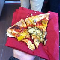 Vegan pizza at Ai 6 Angoli in Brussels