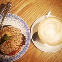 Hummus and sun-dried tomato bagel and an oat milk cappuccino at Franz Soupmarine in Heidelberg