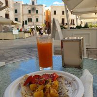 Crèpe with vegan choc spread, strawberries, pineapples and pistachios. Carrot/lemon fresh juice. Total: 11€ including table fee at Joya Canti di Stagione in Polignano A Mare