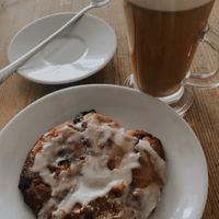 Cynamonka bezglutenowa i latte owsiane  at Zemsta in Poznan