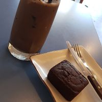 Brownie n early grey choc latte. Def a chocolate overload for me haha. Every time i take a sip, by brain thinks it's chocolate oat milk at Haemil Bakery in Seoul