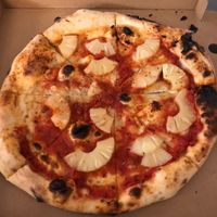 pizza come quella italiana ( a parte l’ananas ovviamente, ma non c’erano molte opzioni vegane)  at Pizza di Ascari in Vilnius