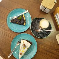 Vegan carrot cake (bottom), non-vegan cheesecake (top - husband's) at Ecoespazo Vitriol in Sarria