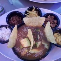 Bandeja de frijoles con aguacate, ajonjolí y nachos

arroz, carne molida vegetal, platanitos, chicharrón vegetal, maicitos.  at Los Robots in Medellin