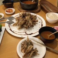 酪梨飯卷、炸鴻禧菇、辣醬湯  at Vegenarang in Busan