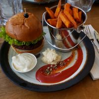 Cheeseburger (vegan of course) with sweet potato fries at Meatless District - Da Costabuurt in Amsterdam
