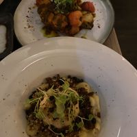 No mis-steak (decent, but not meaty at all) and Cauliflower mac and cheese (very tasty and creamy) at Meatless District - Da Costabuurt in Amsterdam