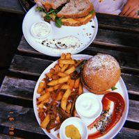 BLT & MD burger at Meatless District - Da Costabuurt in Amsterdam