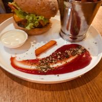 Cheeseburger with sweet potato fries at Meatless District - Da Costabuurt in Amsterdam