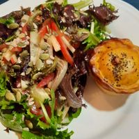 Muffin salato con insalata at Green Beans in Lisbon