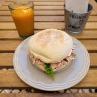 Jackfruit Sandwich mit Apfel/Orange/Karottensaft at Green Beans in Lisbon