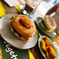 Nugget Bagel, Nuggets, Kichererbsen curry burger, heiße Schokolade  at Green Beans in Lisbon