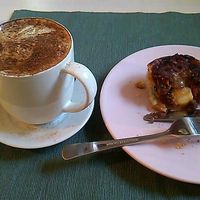 Capuchinho e quiche de jaca com queijo vegan at Green Beans in Lisbon