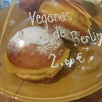 Donut con crema, buenísimo at Green Beans in Lisbon