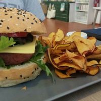Hamburguesa beyond meat con batata at Green Beans in Lisbon