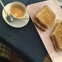 Tostadas de queso y café. Está buenísima y es muy grande  at Green Beans in Lisbon