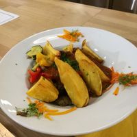 Frittierte Kartoffelecken mit Ratatouille at Oh! Bio Mio in Trier