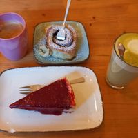 Zimtschnecke, Beeren-Käsekuchen at Emmi's Kitchen - Glockenbach in Munich