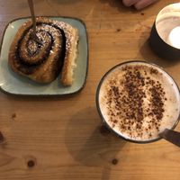 Chai latte and cinnamon roll at Emmi's Kitchen - Glockenbach in Munich