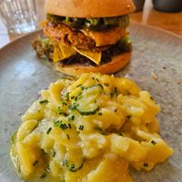 Cheezy Jalapeño Burger & Kartoffel-Gurken-Salat #Veganuary at Emmi's Kitchen - Glockenbach in Munich