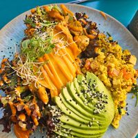 Open Chicken Bagel auf VKbrot mit Avocado & Tofu Scramble at Emmi's Kitchen - Glockenbach in Munich