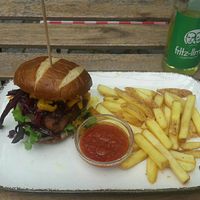 Bavarian Chutney Burger mit Beyond-Patty at Emmi's Kitchen - Glockenbach in Munich