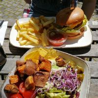 Jalapenoburger und Süßkartoffelbowl😍 at Emmi's Kitchen - Glockenbach in Munich