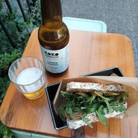 Sandwich mit Hummus und Gemüse und Kombucha at LAS in Sopot