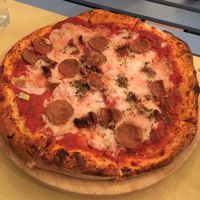 pizza alemana at Pura Vida Vegan Bar in Madrid