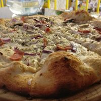 Pizza carbonara vegana at Pura Vida Vegan Bar in Madrid