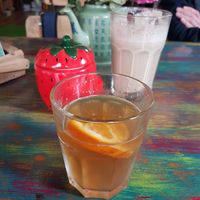 Voorin huisgemaakte kombucha en achterin authentiek Indiase chai at Sunshine in Breda