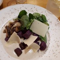 Plat du jour : gnocchis de patate douce sauce béchamel, champignons, salade de roquette, parmesan at 26 Vegan Food Project in Lisbon