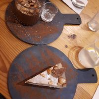 A gauche: mouche au chocolat penuts et A droite : gâteau de l'enfance spécialité Portugaise at 26 Vegan Food Project in Lisbon