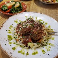 Almôndegas com macarrão linguini at 26 Vegan Food Project in Lisbon