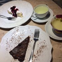 oreo and peanut cake and cheesecake at 26 Vegan Food Project in Lisbon