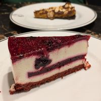Red fruit cheesecake & peanut/chocolate cake at 26 Vegan Food Project in Lisbon